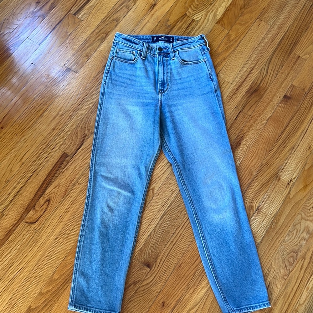 Hollister Ultra High-Rise Mom Jeans